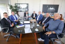 Governador Ibaneis Rocha é agraciado com a Medalha Mérito Lojista do DF