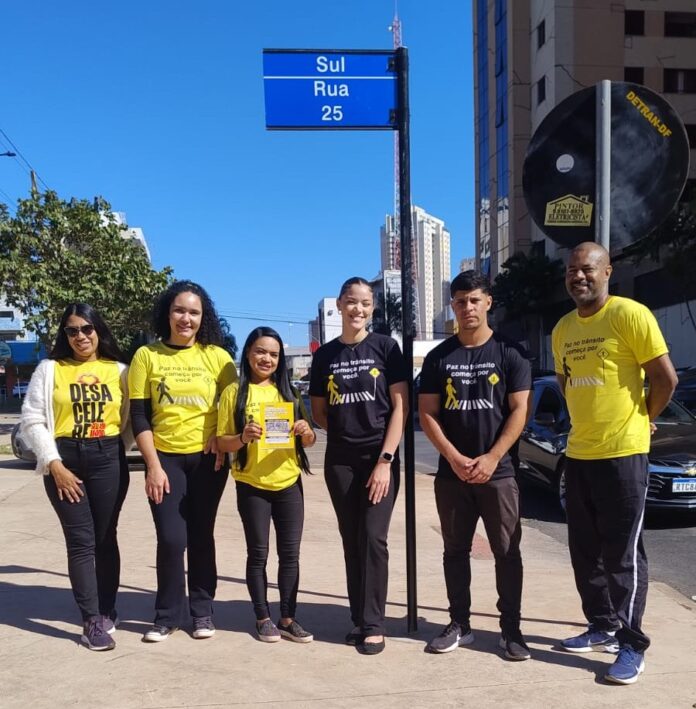 9.7. Águas Claras. Educadores na Rua 25 Sul