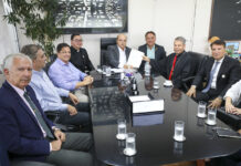 Pular para o Conteúdo principal Barra de busca links úteis Acesse serviços e informações do Governo do Distrito Federal Bem-vindo(a) ao nosso site! Encontre informações essenciais e serviços para melhorar sua experiência cidadã. Explore e aproveite ao máximo! Links Úteis Portal de Brasília Transparência Acesso à informação Ouvidoria Diário Oficial Agência Brasília Dados Abertos LGPD SISLEGIS Maria da penha online Secretarias Abaixo listamos as Secretarias, Órgãos e Entidades vinculados ao Governo do Distrito Federal, para acessá-los clique na lista ou pesquise. SECRETARIA DE ESTADO DA AGRICULTURA, ABASTECIMENTO E DESENVOLVIMENTO RURAL SECRETARIA DE ESTADO DE ATENDIMENTO À COMUNIDADE CASA CIVIL CASA MILITAR SECRETARIA DE ESTADO DE COMUNICAÇÃO SECRETARIA DE ESTADO DE CULTURA E ECONOMIA CRIATIVA SECRETARIA DE ESTADO DE CIÊNCIA, TECNOLOGIA E INOVAÇÃO SECRETARIA DE DESENVOLVIMENTO SOCIAL SECRETARIA DE ESTADO DE EDUCAÇÃO SECRETARIA DE ESTADO DE ESPORTE E LAZER DO DISTRITO FEDERAL SECRETARIA DE ESTADO DE ECONOMIA SECRETARIA DE DESENVOLVIMENTO URBANO E HABITAÇÃO SECRETARIA DE ESTADO DE JUSTIÇA E CIDADANIA SECRETARIA DE ESTADO DO MEIO AMBIENTE E PROTEÇÃO ANIMAL SECRETARIA DE ESTADO DA MULHER SECRETARIA DE ESTADO DE OBRAS E INFRAESTRUTURA SECRETARIA DE ESTADO DE FAMÍLIA E JUVENTUDE SECRETARIA DE ESTADO DE PROJETOS ESPECIAIS SECRETARIA DE ESTADO DE RELAÇÕES INSTITUCIONAIS SECRETARIA DE ESTADO DE SAÚDE SECRETARIA DE ESTADO DE SEGURANÇA PÚBLICA SECRETARIA DE ESTADO DE DESENVOLVIMENTO ECONÔMICO, TRABALHO E RENDA SECRETARIA DE ESTADO DE TRANSPORTE E MOBILIDADE SECRETARIA DE ESTADO DE TURISMO SECRETARIA DE ESTADO DE GOVERNO SECRETARIA DE ESTADO DE PROTEÇÃO DA ORDEM URBANÍSTICA – DF LEGAL SECRETARIA DE ESTADO DE ADMINISTRAÇÃO PENITENCIÁRIA – SEAPE SECRETARIA DA PESSOA COM DEFICIÊNCIA DO DISTRITO FEDERAL SECRETARIA DE ESTADO DE ASSUNTOS INTERNACIONAIS ARQUIVO PÚBLICO DO DISTRITO FEDERAL (ARPDF) Agência Reguladora de Águas e Saneamento do DF (ADASA) Departamento de Estradas de Rodagem do DF (DER) Departamento de Trânsito do DF (DETRAN) Instituto de Assistência à Saúde dos Servidores do DF (INAS) Instituto de Defesa do Consumidor do DF (PROCON) Instituto de Previdência dos Servidores do DF (IPREV) Instituto Brasília Ambiental (IBRAM) Serviço de Limpeza Urbana do DF (SLU) Centrais de Abastecimento do Distrito Federal (CEASA-DF) Companhia de Desenvolvimento Habitacional (CODHAB) Companhia Imobiliária de Brasília (TERRACAP) Instituto de Pesquisa e Estatística do Distrito Federal (IPEDF) Companhia de Saneamento Ambiental do DF (CAESB) Companhia Urbanizadora da Nova Capital do Brasil (NOVACAP) Empresa de Assistência Técnica e Extensão Rural (EMATER) Companhia do Metropolitano do Distrito Federal (Metrô-DF) Sociedade de Transportes Coletivos de Brasília (TCB) Banco de Brasília (BRB) Companhia Energética de Brasília (CEB) Fundação de Amparo ao Trabalhador Preso do Distrito Federal (FUNAP) Fundação de Apoio à Pesquisa do Distrito Federal (FAPdf) Fundação de Ensino e Pesquisa em Ciências da Saúde (Fepecs) Fundação Hemocentro de Brasília Fundação Jardim Zoológico de Brasília Fundação Jardim Botânico Universidade do Distrito Federal (UnDF) Escola de Governo (Egov) JUNTA COMERCIAL, INDUSTRIAL E SERVIÇOS DO DISTRITO FEDERAL (JUCIS-DF) Controladoria-Geral do DF Procuradoria Geral do DF Polícia Civil Polícia Militar Corpo de Bombeiros Regiões Administrativas Na lista abaixo são listadas todas as Administrações Regionais que compõe o Distrito Federal, para acessá-los clique na lista ou pesquise. Plano Piloto – RA I Gama – RA II Taguatinga – RA III Brazlândia – RA IV Sobradinho – RA V Planaltina – RA VI Paranoá – RA VII Núcleo Bandeirante – RA VIII Ceilândia – RA IX Guará – RA X Cruzeiro – RA XI Samambaia – RA XII Santa Maria – RA XIII São Sebastião – RA XIV Recanto das Emas – RA XV Lago Sul – RA XVI RIACHO FUNDO – RA XVII Lago norte – RA XVIII Candangolândia – RA XIX águas claras – ra xx riacho fundo II – ra XXI sudoeste / octogonal – ra xxii varjão – ra xxiii park way – ra xxiv estrutura (scia) – ra xxv sobradinho II – ra xxvi jardim botânico – ra xxvii itapoã – ra xxviii sia – ra xxix vicente pires – ra xxx Fercal – ra xxxi Sol nascente e pôr do sol – ra xxxii arniqueira – ra xxxiii arapoanga – ra xxxiv água quente – ra xxxv Agência Brasília Página Inicial Notícias Fotos Agenda Vídeos Imprensa 16/12/2025 às 12h31 – Atualizado em 16/12/2025 às 13h12 GDF entrega escritura de concessão de direito de uso à Paróquia São Charbel, no Noroeste